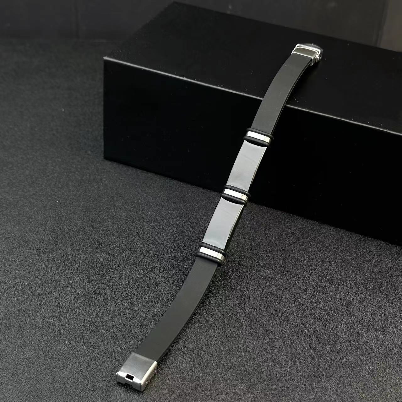 Bracelet de Manchette Réglable en Acier Inoxydable – Style Décontracté & Élégant