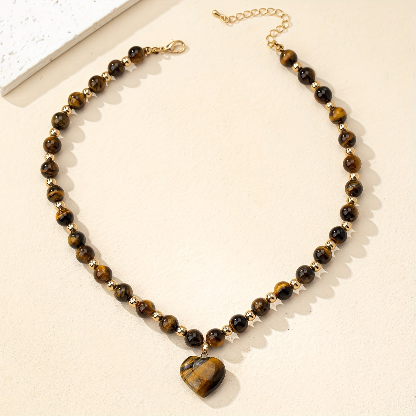 Collier Élégant Vintage en Perles d'Œil de Tigre avec Pendentif Cœur