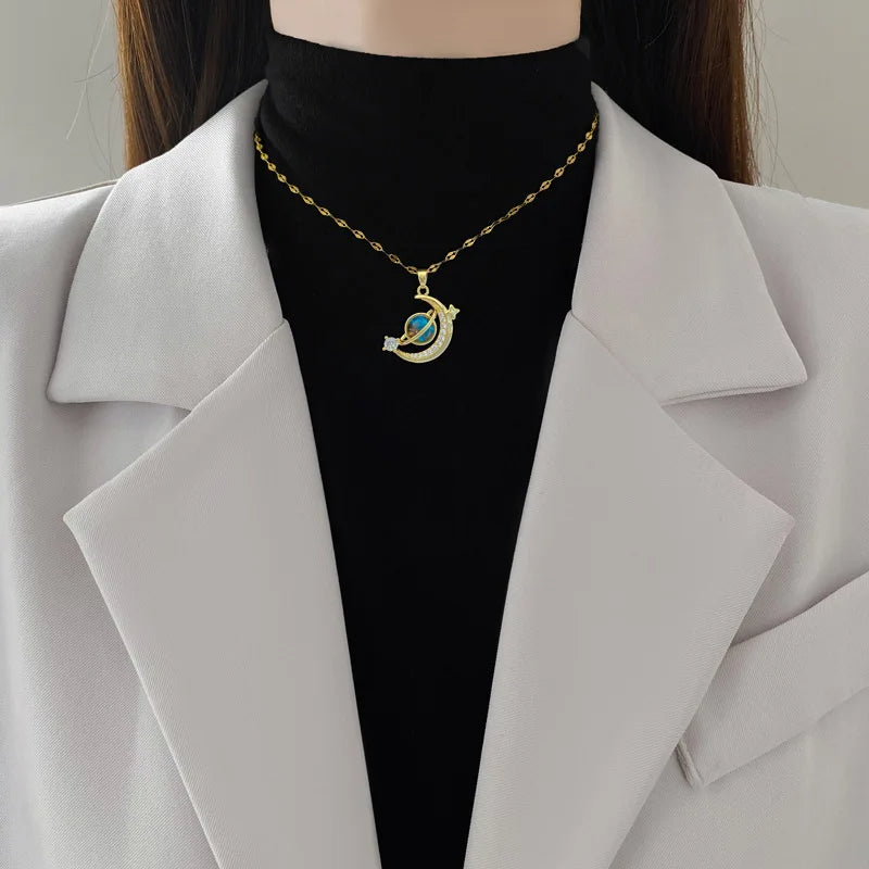 Ensemble Collier Étoile, Lune & Planète en Zircon – Élégance Cosmique