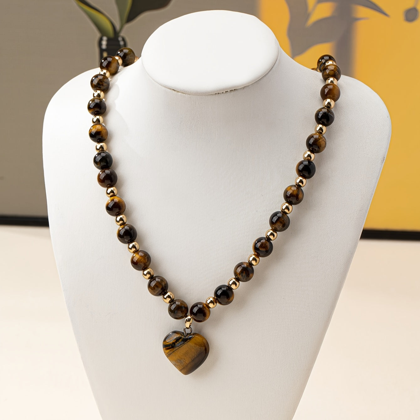 Collier Élégant Vintage en Perles d'Œil de Tigre avec Pendentif Cœur