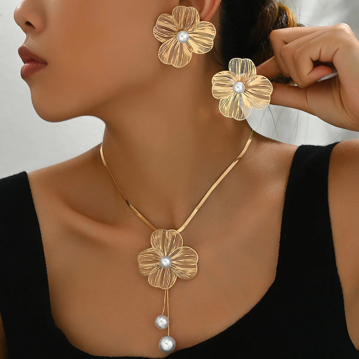 🌸 Ensemble Collier & Boucles d'Oreilles – Élégance Dorée & Perles Raffinées