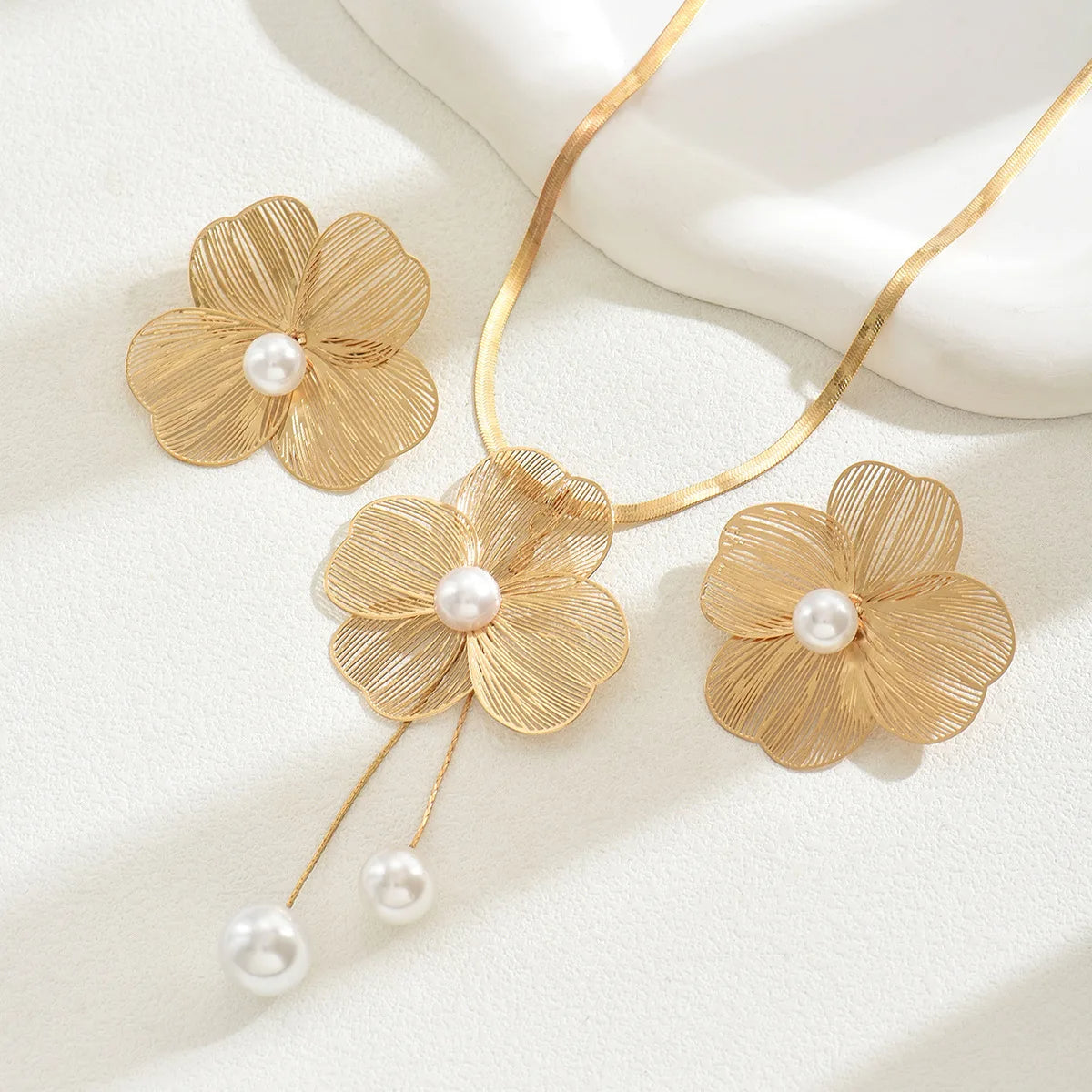 🌸 Ensemble Collier & Boucles d'Oreilles – Élégance Dorée & Perles Raffinées