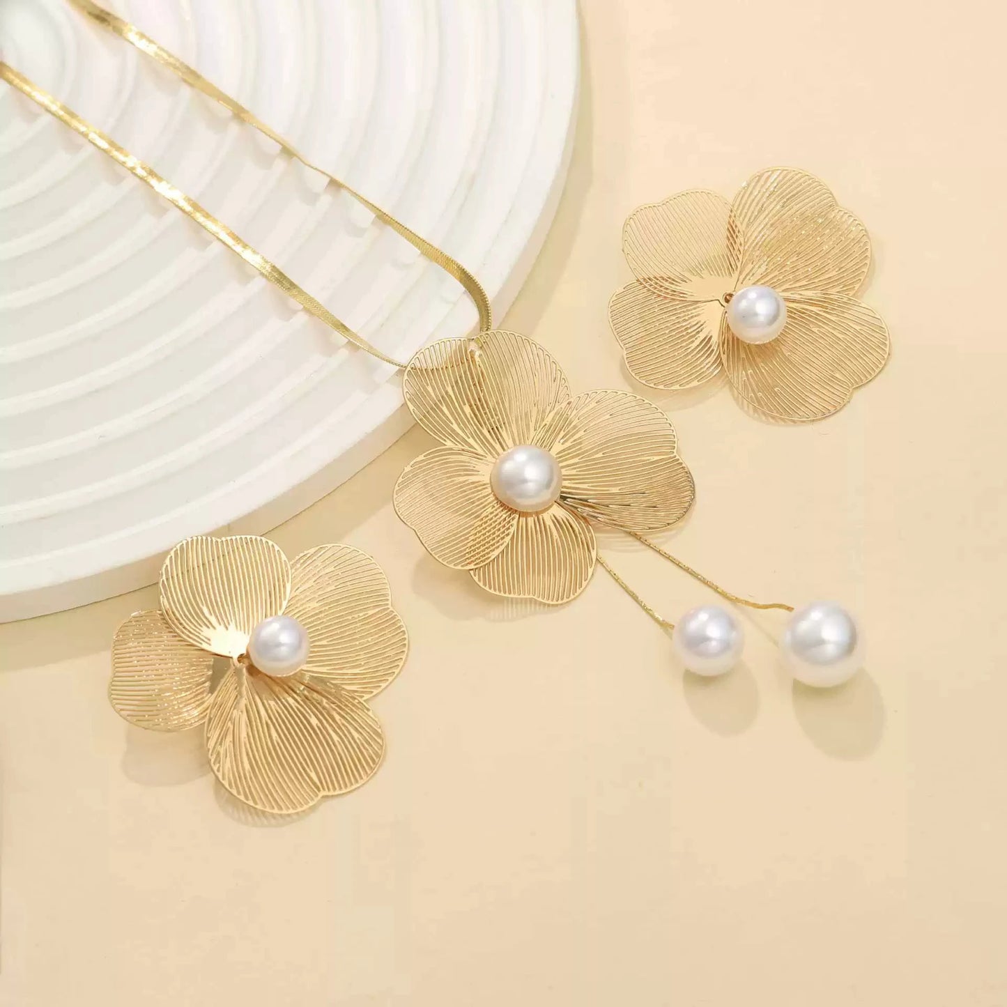 🌸 Ensemble Collier & Boucles d'Oreilles – Élégance Dorée & Perles Raffinées