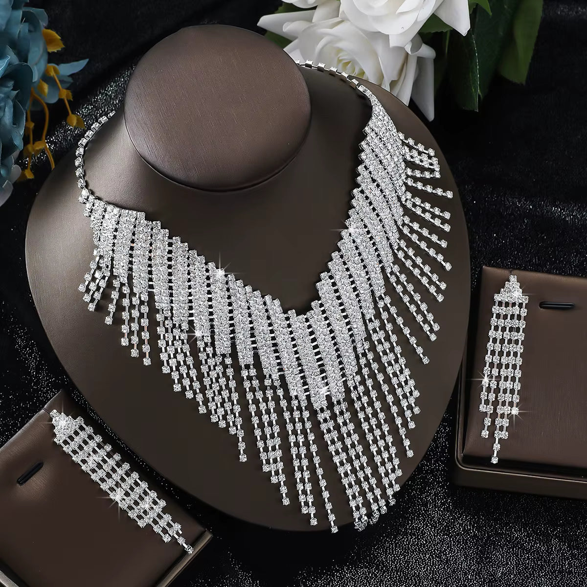 💎 Ensemble Collier & Boucles d’Oreilles à Pampilles – Strass Étincelants